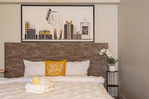 a bedroom with a bed with a picture above it at ARI Central Location in Arad