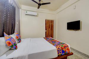 a bedroom with a bed and a flat screen tv at FabHotel Dream Sky in Kharadi