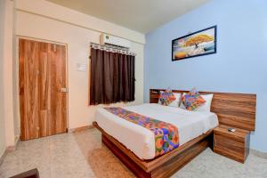 a bedroom with a large bed and a window at FabHotel Dream Sky in Kharadi