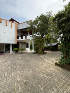 a building with a brick driveway in front of it at Hotel Saumya Polhena in Matara