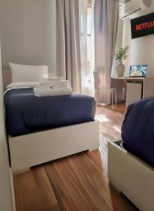 a bedroom with a bed with blue sheets on it at Central in Casarile