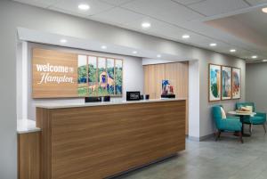 a welcoming lobby with a welcome bar in a hospital at Hampton Inn Marietta in Marietta +37 photos