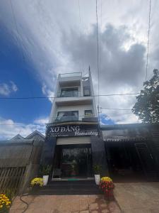 a building with a sign that reads yo at XƠ ĐĂNG homestay in Kon Plong +10 photos