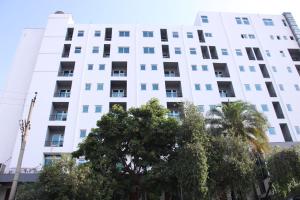 ein weißes Gebäude mit Bäumen davor in der Unterkunft Debredamo Hotel in Addis Abeba