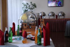 ein Tisch mit Flaschen und roten Servietten darauf in der Unterkunft Debredamo Hotel in Addis Abeba