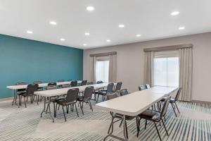 a classroom with tables and chairs and a blue wall at Comfort Inn Sullivan in Sullivan +43 photos