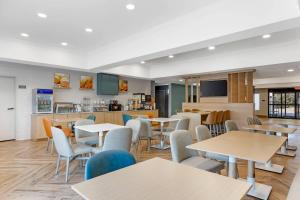 a cafeteria with tables and chairs and a kitchen at Comfort Inn Sullivan in Sullivan