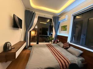 a bedroom with a large bed and a window at XƠ ĐĂNG homestay in Kon Plong
