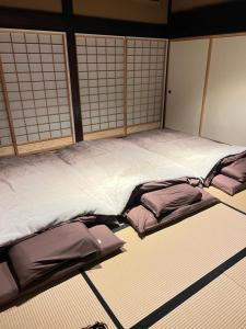 a large bed in a room with mats on the floor at うご八かやぶ㐂 in Narazaki