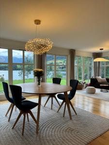 a dining room with a table and chairs at Lake House in Vossevangen