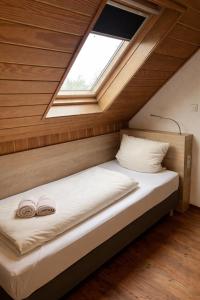 a bed in a room with a window at Tilla's Hof in Hamm
