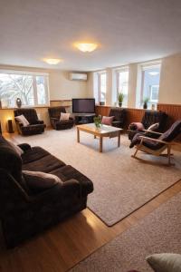 a living room with a couch and a tv at Puhkepesa 6 in Otepää