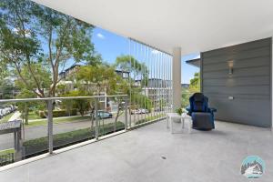 a blue chair sitting on a balcony with a view of a street at Epping 2BR House with Parking in Epping