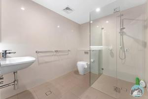 a bathroom with a shower and a sink and a toilet at Epping 2BR House with Parking in Epping