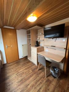 a room with a desk and a television in a room at Tilla's Hof in Hamm