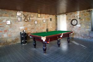 a room with a pool table in a room at Bagh Ajabgarh in Ajabgarh