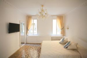 a bedroom with a bed and a chandelier at Antico Mercato in Venice
