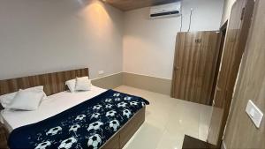a small room with a bed and a shower at Hotel Moonlight in Chhatikara