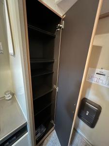 a walk in closet with a door open and a drawer at メゾンド天神 in Fukuoka +19 photos