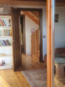 an open door into a room with a bookshelf at Casa Rural Haiku in Bojar