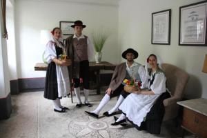 a group of people standing in a living room at Golden spur cottage in Pulfero