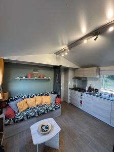 a living room with a couch and a kitchen at U paradisu in Lumio