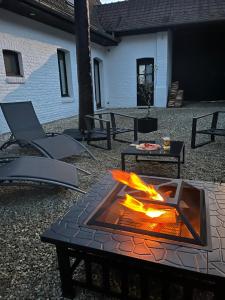 a fire pit in the middle of a patio at La Ferme de la Place in Bouvines