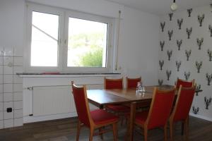 a dining room with a table and chairs and a window at Ferienwohnung Hermann Miß in Bad Berleburg