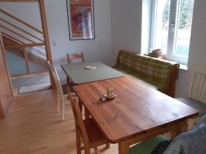 a living room with a wooden table and a couch at Neue Wohnung am Fluss in Losenstein