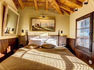 a bedroom with a bed and a painting on the wall at Pipers Lodge in Shiroka Laka