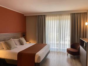 a hotel room with a bed and a window at HG La Molina in La Molina