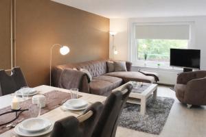 a living room with a couch and a table at Ole's BergSuite in Braunlage