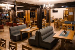 a restaurant with tables and chairs in a room at Casa Lazaroiu in Curtea de Argeş