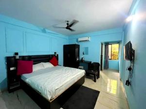 ein blaues Schlafzimmer mit einem Bett und einem Fernseher in der Unterkunft Hotel The B House Goa in Agonda + 10 Fotos