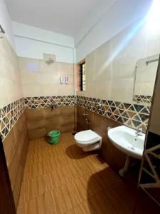 ein Badezimmer mit Toilette und Waschbecken in der Unterkunft Hotel The B House Goa in Agonda
