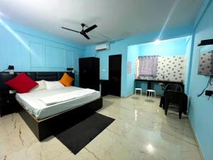 ein Schlafzimmer mit Bett und Deckenventilator in der Unterkunft Hotel The B House Goa in Agonda