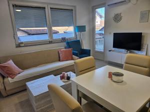 a living room with a couch and a table at Apartman Sunce in Bosanska Gradiška
