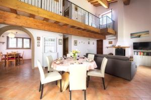 a dining room and living room with a table and chairs at Casamorena in Montegabbione
