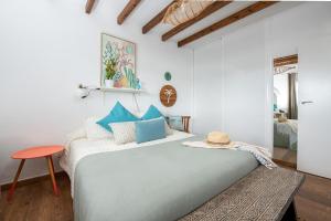 a bedroom with a large bed with blue pillows at Beachfront two bedrooms house Casa Toral in Majanicho