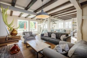 a living room with couches and a table at Haus im Wald in Gartow