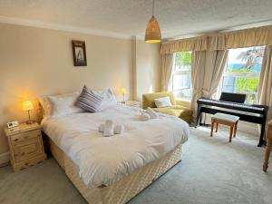 a bedroom with a bed with stuffed animals on it at 2 Bed in Langland oc-hh193 in Newton