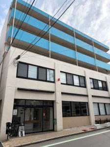 an office building with a lot of windows at Préciosité Chigasaki プレシオジテ茅ヶ崎 in Chigasaki