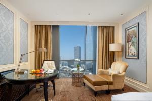 a living room with a desk and a chair at Dongguan Kande International Hotel in Dongguan