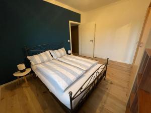 a bed in a bedroom with a green wall at City Wohnung in Haltern gratis Parken, Netflix & Wäschepaket in Haltern