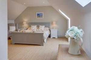 a bedroom with a bed and a vase of flowers at 1 Bed in Swannington oc-2206 in Attlebridge