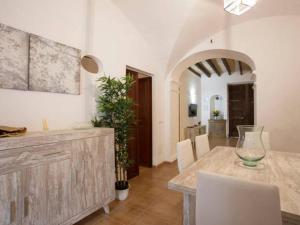 a kitchen and dining room with a table and chairs at Ca'n Climent in Llucmajor