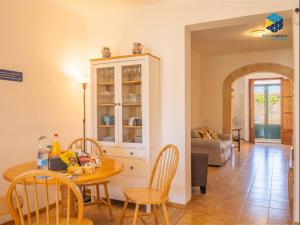 a living room with a table and a dining room at Ca sa comare in Llucmajor