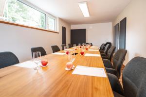 a conference room with a long wooden table and chairs at Rebers Pflug in Schwäbisch Hall