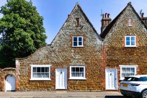 an old brick house with white windows and a car parked in front at 2 Bed in Heacham oc-2365 in Heacham