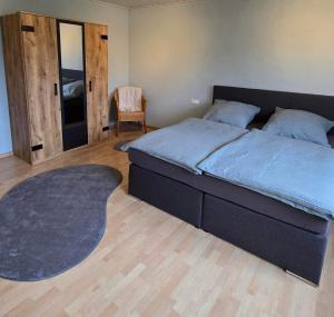 Llit o llits en una habitació de Ferienwohnung Talblick in Merzig